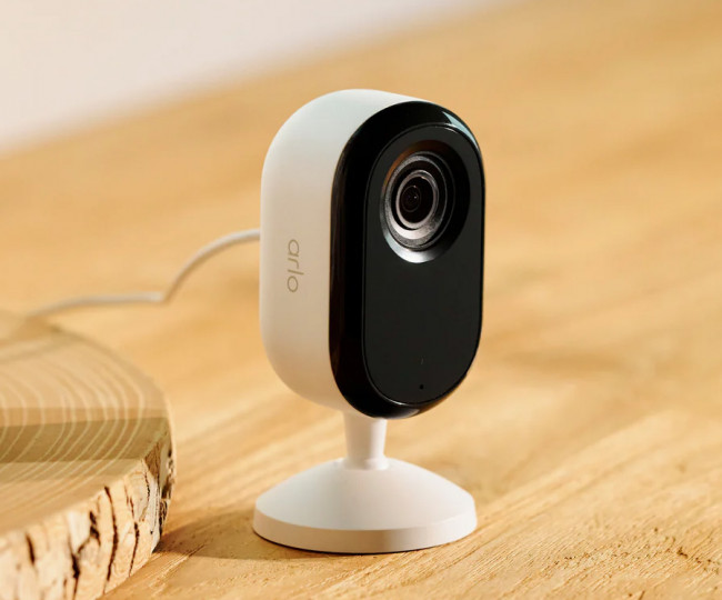 Arlo Essential Indoor (3rd Gen) – AI камера відеоспостереження для дому